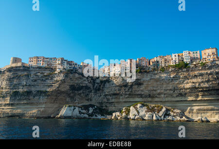 Città vecchia su chalk cliffs, Bonifacio, Corsica, Francia Foto Stock