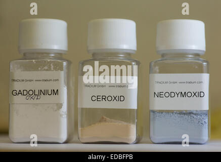 Terre rare ossido di gadolinio, cer un ossido neodyme ossido sono raffigurato all'Tradium GmbH di Francoforte, Germania, novembre5, 2012. Tradium è considerato uno dei più grande d'Europa dei commercianti nella tecnologia dei metalli e terre rare. Foto: Frank Rumpenhorst/dpa Foto Stock