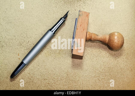 Legno timbro di gomma e inky pen su sfondo grungy Foto Stock