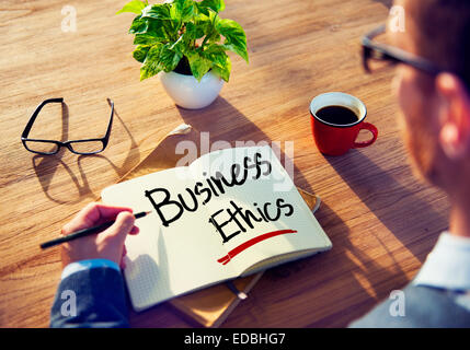 Uomo con una nota e di Business Ethics Concept Foto Stock