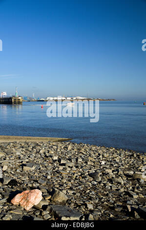 Barca, lasciando blocca la Baia di Cardiff Barrage, Penarth, South Wales, Regno Unito. Foto Stock