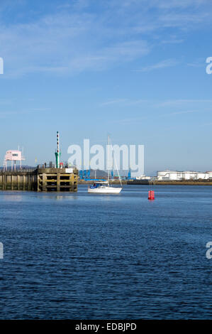 Barca, lasciando blocca la Baia di Cardiff Barrage, Penarth, South Wales, Regno Unito. Foto Stock