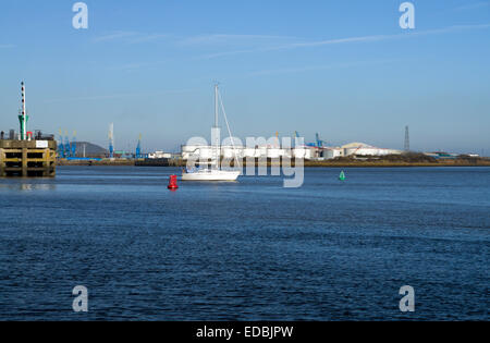 Barca, lasciando blocca la Baia di Cardiff Barrage, Penarth, South Wales, Regno Unito. Foto Stock