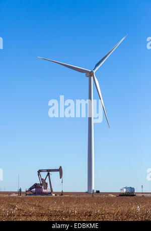 Olio bene accanto ad una turbina eolica al di fuori di Midland, Texas, Stati Uniti d'America Foto Stock