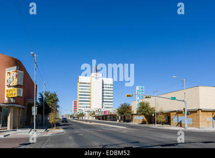 Nord Grant Avenue all incrocio con la quinta strada nel centro di Odessa, Texas, Stati Uniti d'America Foto Stock