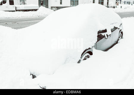Retrò Foto della neve auto coperto in inverno pesante Foto Stock