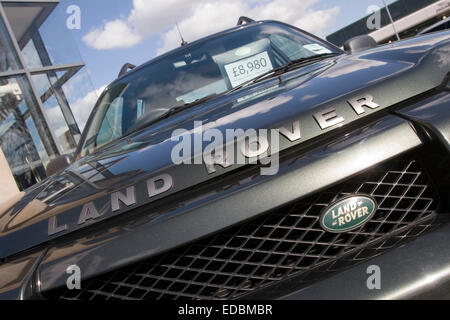 Un cofano Landrover con un riflesso di un ingresso della concessionaria Foto Stock