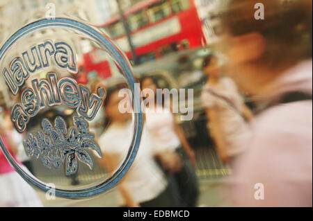 Nella foto: segno negozio al di fuori di una Laura Ashley store su Regent Street, Londra. Foto Stock