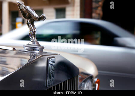 Una vista laterale di dettaglio di una Rolls-Royce auto e il suo logo, la famosa donna alata statua Foto Stock