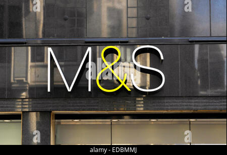 Branding esterno su un Marks & Spencer negozio di fronte. Foto Stock