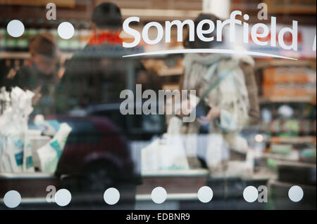 Gli amanti dello shopping a Somerfield negozio a Londra. Foto Stock