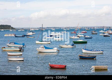 Barche ancorate nel porto di Poole a barene Dorset in luglio Foto Stock