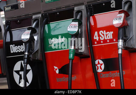 Texaco marca le pompe di benzina in un garage a Londra. Foto Stock