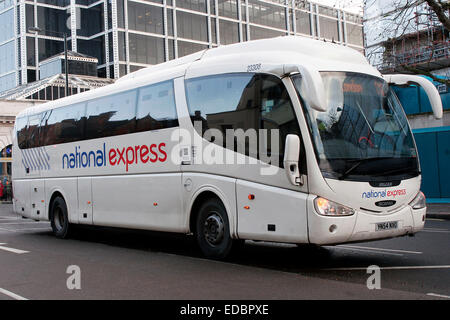 Un autobus National Express vicino la stazione dei pullman di Victoria a Londra centrale. Foto Stock