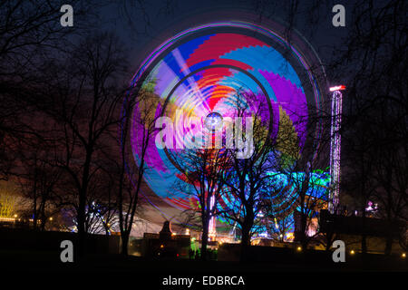 Un giro al Winter Wonderland fiera Hyde Park Londra crea un display a colori Foto Stock