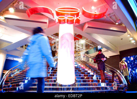 L'ingresso principale al nuovo look il flagship store su Oxford Street, Londra. Foto Stock