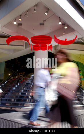 L'ingresso principale al nuovo look il flagship store su Oxford Street, Londra. Foto Stock