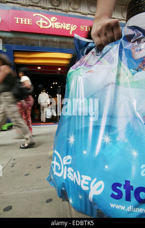 La gente lo shopping al Disney store su Oxford Street. Foto Stock