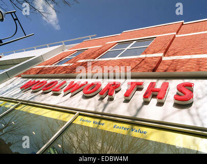 Esterno di un Woolworth store. La Società entrò in amministrazione nel 2008. Foto Stock