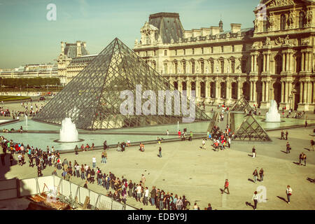 La gente in coda per acquistare i biglietti per il museo del Louvre/ Musee/ Palais du Louvre di Parigi Foto Stock