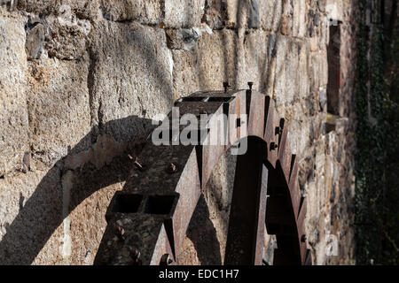 Ruota di acqua,ruota, carro, stile, legno antico, di legno rustico, vecchio, retrò, appoggiate, closeup, isolato, naturale, bianco, viaggi Foto Stock