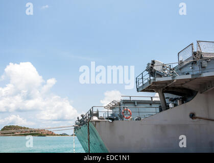 Nave da Guerra moderna è di ormeggio nel porto di Marina. Foto Stock