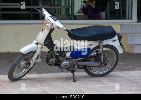 Una Honda super cub moto parcheggiata su un marciapiede in Marousi, Atene, Grecia Foto Stock