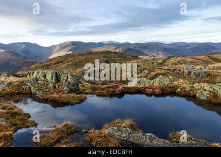 La vista a ovest dalla rupe Satura verso Fairfield, St domenica roccioso, Helvellyn e il Lago di Dodds comprensorio di Cumbria Regno Unito Foto Stock