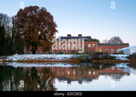 Colwick Hall Hotel si riflette in un lago a Colwick Park, Nottingham England Regno Unito Foto Stock