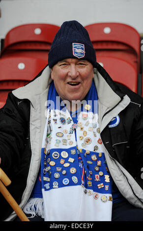 Brighton e Hove Albion tifosi di calcio con sciarpa e club Distintivi in una partita a Brentford London UK Foto Stock