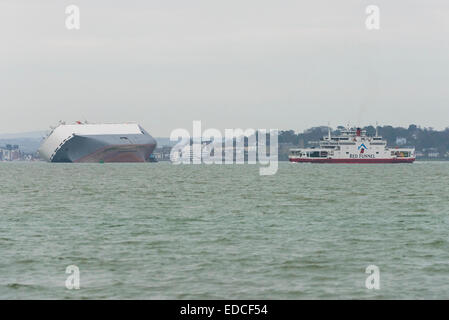 Il 'Hoegh Osaka' arenato nel Solent, Hampshire, Inghilterra, Regno Unito, il 5 gennaio 2015. Foto Stock