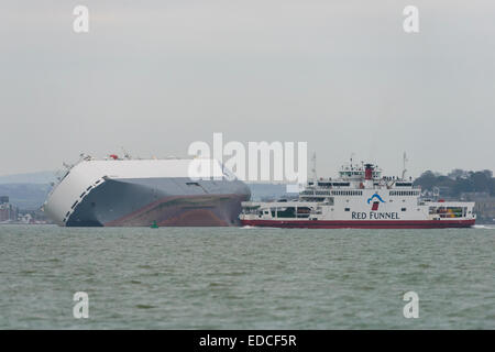 Il 'Hoegh Osaka' arenato nel Solent, Hampshire, Inghilterra, Regno Unito, il 5 gennaio 2015. Foto Stock