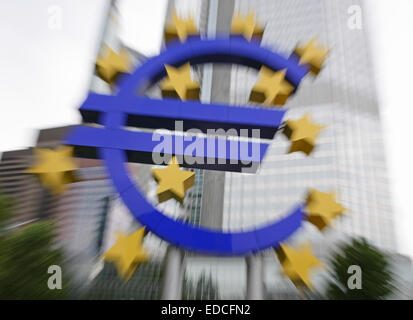 (Dpa) file di un file immagine datata 03 luglio 2008 mostra l'Euro-simbolo fotografate con un ingrandimento-effetto davanti alla Banca centrale europea di Francoforte sul Meno, Germania. Foto: Uwe Anspach Foto Stock