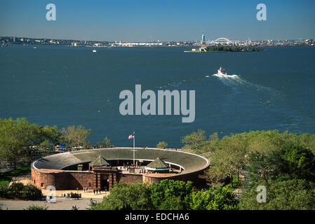 Castle Clinton nel Battery Park e il porto di New York, New York Foto Stock