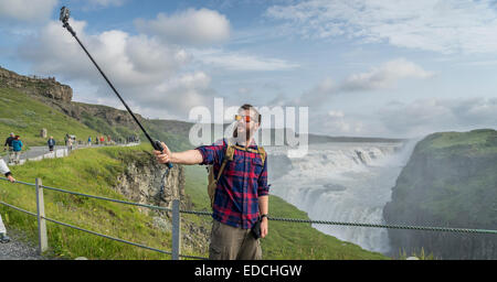 Ritratto di auto con un monopiede, Cascate Gullfoss, Islanda Foto Stock