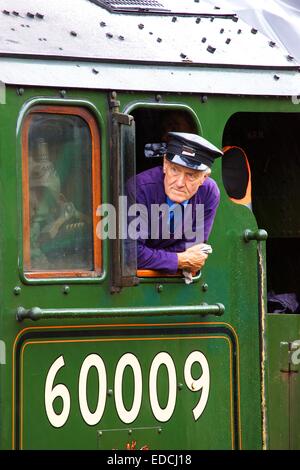 Driver motore guardando fuori della cabina della LNER Classe A4 60009 Unione Sudafricana. Foto Stock