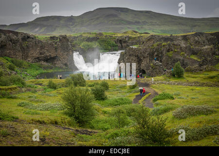 Cascata Hjalparfoss, Islanda. Hjalparfoss è situato in campi di lava a nord di uno stratovulcano Hekla. Foto Stock