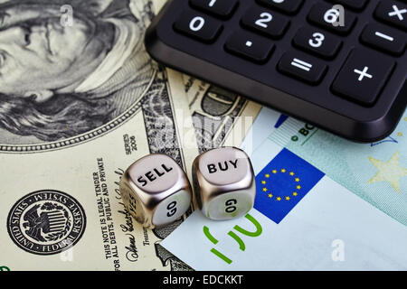 USD EUR banconote, cubetti di cubi, calcolatrice. Messa a fuoco selettiva Foto Stock