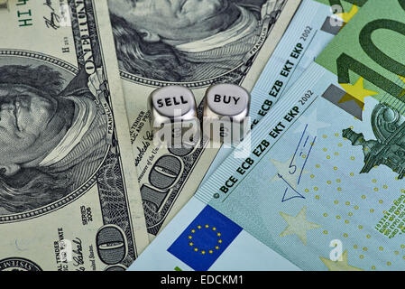 USD EUR banconote, cubetti cubetti. Selecnive focus Foto Stock