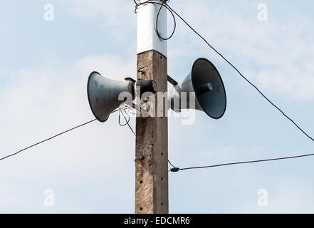 Twin megafono è appeso sul post di elettricità. Foto Stock