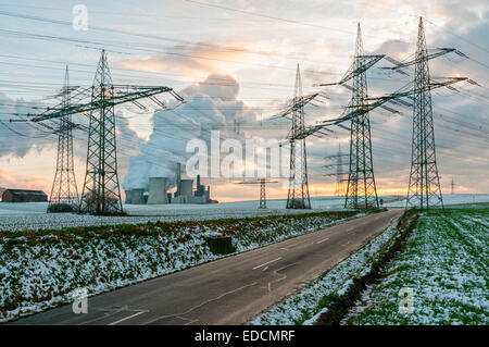 Le linee di alimentazione & Coal Fired power station in inverno, Germania. Foto Stock