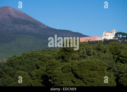 Vista del Vesuvio ed S.Alfonso collina con la chiesa di Torre del Greco (Napoli, Italia) il punto di vista Foto Stock