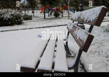 Panca con neve in un parco bianca Torre Del Greco (Napoli) Foto Stock