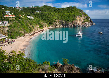 Barche ancorate al largo di Shell Beach in Gustavia, St Barths, French West Indies Foto Stock