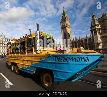 London, Regno Unito - 30 Ottobre 2013: London bus panoramico. I turisti amano duck tour bus permettono loro, un ottimo modo per viaggiare in tutto il Foto Stock