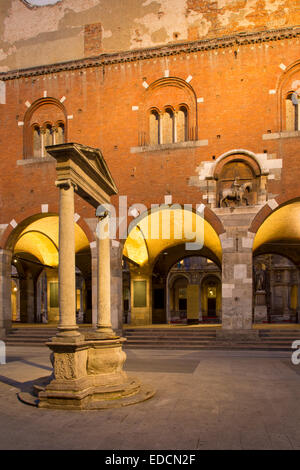 Piazza del Mercato Vecchio, Piazza dei Mercanti e il Palazzo della Ragione, Milano, Lombardia, Italia Foto Stock