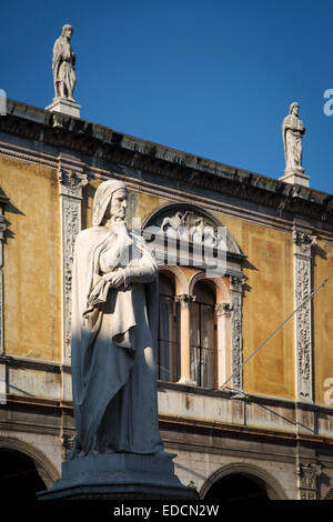 Dante Allighieri statua in piazza dei Signori, Verona, veneto, Italia Foto Stock