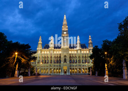 Alto edificio gotico del Municipio di Vienna di notte, Austria Foto Stock
