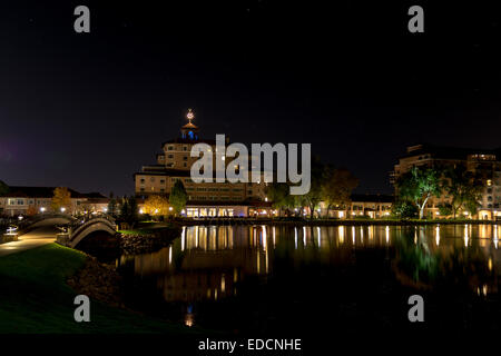 Il lusso Broadmoor Hotel a Colorado Springs di notte Foto Stock