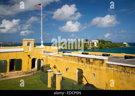 Bandiera americana vola su Fort Christiansvaern, Christiansted, St Croix, Isole Vergini americane, West Indies Foto Stock